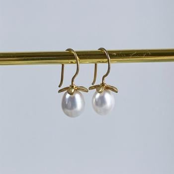 Elegante og enkle øreringe med perle i forgyldt fra SAN - Links of joy